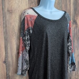 24/7 Maurices Gray Top with Colorful 3/4 Sleeves L                     D309